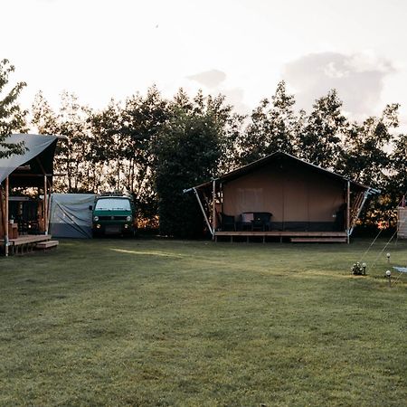 Finse Woning Op Camping De Tulpenweide Breezand Exterior photo